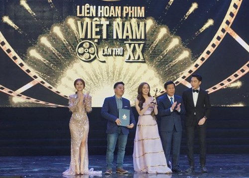Đoàn làm phim “Em chưa 18” đoạt Bông Sen Vàng tại Liên hoan phim Việt Nam lần thứ 20. Ảnh: CHÂU XUYÊN.